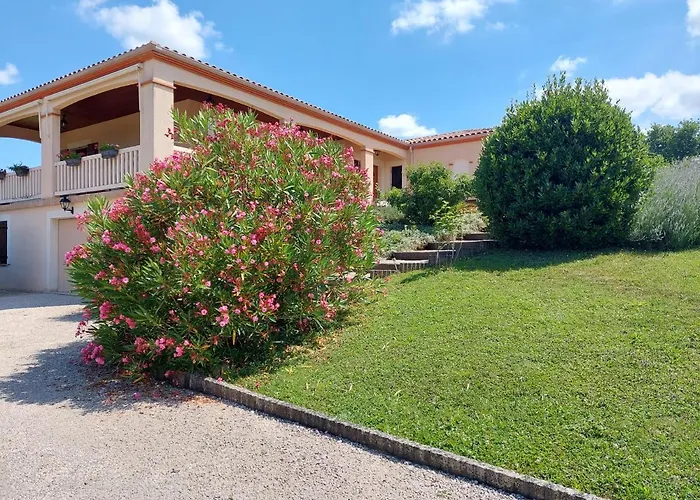 Aux Trois Mûriers Couette-café 3*